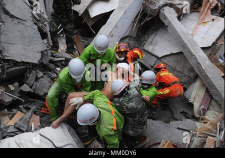 (180509) - CHENGDU, Mai 9, 2018 (Xinhua) - Datei Foto am 17 Mai, 2008 zeigt die Retter, die Jiang Yuhang, die für ungefähr 123 Stunden in den Trümmern eingeschlossen wurde, bei Quake-hit Yingxiu Township von Wenchuan County, im Südwesten Chinas in der Provinz Sichuan. Der 20-jährige Highway Administration Mitarbeiter war Ausarbeiten von Feuerwehrleuten aus Shanghai, nachdem der 8,0-Erdbeben Wenchuan am 12. Mai 2008 getroffen. Jiang war eine Überlebende des Erdbebens, das mehr als 69.000 Tote, 374.000 Verletzte und 18.000 Vermisste und Millionen obdachlos. Jiang sagte, es Feuerwehrmänner wurden der gab ihm das zweite Leben Stockfoto