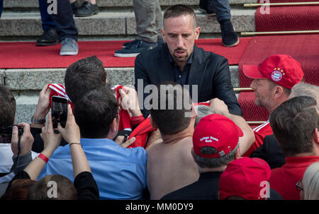 09 Mai 2018, München, Deutschland: Franck Ribéry vom FC Bayern München Autogramme an der Bayerischen Staatskanzlei. Heynckes feiert seinen 73. Geburtstag. Eingeladen Fans des Datensatzes Champions nahmen an der Feier teil. Söder hat die Fußball-Meister, für die beste Botschafter in den freien Staat geehrt. Foto: Peter Kneffel/dpa Stockfoto