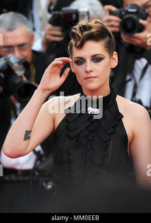 Cannes, Frankreich. 08 Mai, 2018. 08.05.2018, Frankreich, Cannes: Jurymitglied Kristen Stewart nimmt an der Eröffnungsfeier bei der 71st jährlichen Filmfestspiele von Cannes am Palais des Festivals. - Keine LEITUNG SERVICE-Credit: Stefanie Rex/dpa-Zentralbild/dpa/Alamy leben Nachrichten Stockfoto