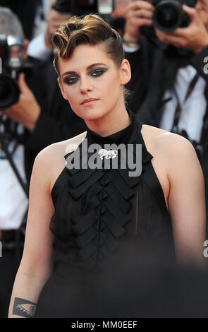 Cannes, Frankreich. 08 Mai, 2018. 08.05.2018, Frankreich, Cannes: Jurymitglied Kristen Stewart nimmt an der Eröffnungsfeier bei der 71st jährlichen Filmfestspiele von Cannes am Palais des Festivals. - Keine LEITUNG SERVICE-Credit: Stefanie Rex/dpa-Zentralbild/dpa/Alamy leben Nachrichten Stockfoto