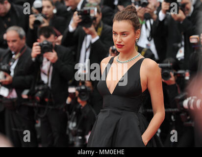 Cannes, Frankreich. 09 Mai, 2018. 09.05.2018, Frankreich, Cannes: Das Modell Irina Shayk das Screening von "Yomeddine' während der 71st jährlichen Filmfestspiele von Cannes im Palais de Festivals besucht. - Keine LEITUNG SERVICE-Credit: Stefanie Rex/dpa-Zentralbild/dpa/Alamy leben Nachrichten Stockfoto