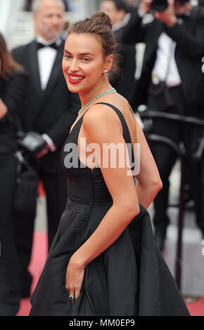 Cannes, Frankreich. 09 Mai, 2018. 09.05.2018, Frankreich, Cannes: Das Modell Irina Shayk das Screening von "Yomeddine' während der 71st jährlichen Filmfestspiele von Cannes im Palais de Festivals besucht. - Keine LEITUNG SERVICE-Credit: Stefanie Rex/dpa-Zentralbild/dpa/Alamy leben Nachrichten Stockfoto