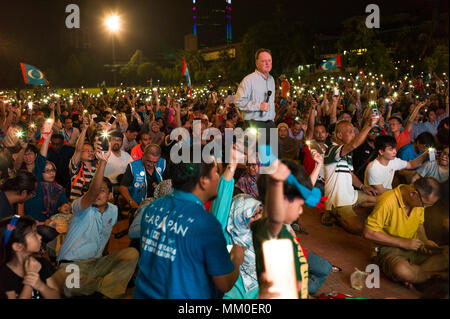 Kuala Lumpur, Malaysia. 9. Mai 2018. Oppositionspartei Anhänger jubeln, als Sie erfassen den allgemeinen Wahlergebnis broadcast auf einem großen LCD-Bildschirm am 09.Mai in Kuala Lumpur, Malaysia 2018 zu beobachten. Inoffizielle Ergebnisse aus allgemeinen Wahlen in Malaysia sind Schwingen für die Opposition. Quelle: Chris Jung/Alamy leben Nachrichten Stockfoto