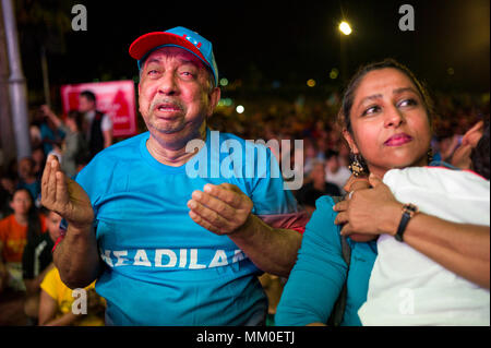 Kuala Lumpur, Malaysia. 9. Mai 2018. Ein Mann schreit wie andere Oppositionspartei Anhänger jubeln nach Mahathir Mohamad Forderungen der Opposition gewinnt die Wahlen, auf einem großen LCD-Bildschirm Sendung am 09.Mai 2018 in Kuala Lumpur, Malaysia. Quelle: Chris Jung/Alamy leben Nachrichten Stockfoto