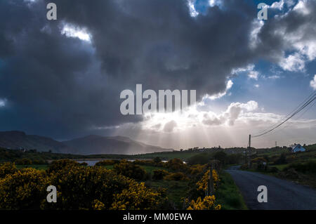 Ardara, County Donegal, Irland Wetter. 9. Mai 2018. Stormclouds bewegen sich über die Landschaft am Abend nach einem Tag mit starkem Wind und Regenfällen an Irlands Westküste. Credit: Richard Wayman/Alamy leben Nachrichten Stockfoto