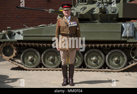 Die Hyde Park Barracks, London, UK. 9. Mai 2018. Hinter den Kulissen'Day im Leben der Household Cavalry Regiment" montiert. Prinz Harry trat der Blues und Royals im April 2006 und serviert mit der Household Cavalry Regiment, Unternehmen zwei Touren von Afghanistan und steigt in den Rang eines Hauptmanns. Foto: lt Col Gaselee, Kommandierender Offizier der Household Cavalry Regiment montiert, führt die Reisen Escort Begleitung von Braut und Bräutigam bei der Hochzeit am 19. Mai 2018 in Windsor. Credit: Malcolm Park/Alamy Leben Nachrichten. Stockfoto