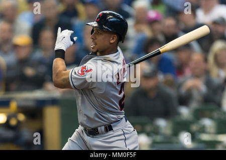 Milwaukee, WI, USA. 9. Mai, 2018. Cleveland Indians linken Feldspieler Michael Brantley #23 Singles in einem Lauf auf einen Treffer zum rechten Feld im 4. Inning der Major League Baseball Spiel zwischen den Milwaukee Brewers und die Cleveland Indians am Miller Park in Milwaukee, WI. John Fisher/CSM/Alamy leben Nachrichten Stockfoto