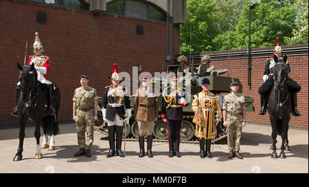 Die Hyde Park Barracks, London, UK. 9. Mai 2018. Hinter den Kulissen'Day im Leben der Household Cavalry Regiment" montiert. Prinz Harry trat der Blues und Royals im April 2006 und serviert mit der Household Cavalry Regiment, Unternehmen zwei Touren von Afghanistan und steigt in den Rang eines Hauptmanns. Foto: Mitglieder der Household Cavalry teilnehmen, in die königliche Hochzeit als Reisen Escort und Treppenhaus Party. Credit: Malcolm Park/Alamy Leben Nachrichten. Stockfoto