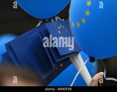 09 Mai 2018, Deutschland, Aachen: Ein Teilnehmer mit Fahnen und Luftballons mit einem EU-Symbol an einen Bürger fair. Foto: Henning Kaiser/dpa Quelle: dpa Picture alliance/Alamy leben Nachrichten Stockfoto