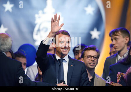 09 Mai 2018, Deutschland, Aachen: Der französische Präsident Emmanuel Längestrich winkt dem Publikum an einem Bürger fair. Längestrich erhält den Karlspreis am 10. Mai 2018 für seine kraftvolle Vision eines neuen Europa. Foto: Ina Faßbender/dpa Quelle: dpa Picture alliance/Alamy leben Nachrichten Stockfoto