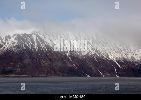 Turnagain Arm, Wattflächen, Bäume, Berge und Wasser. In der Nähe von Hoffnung, Alaska. Felsige Küstenlinie. Die schneebedeckten Chugach Mountains. Kenai Halbinsel Windy Point Stockfoto