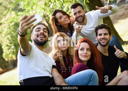 Eine Gruppe von Freunden, die selfie in städtischen Park. Fünf junge Leute legere Kleidung. Stockfoto
