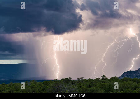 Ein starkes Sommergewitter mit hellen Blitzeinschlägen und starkem Regen zieht durch das Verde Valley in der Nähe von Sedona, Arizona Stockfoto