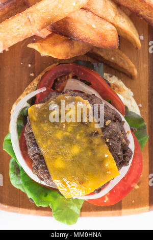 Hausgemachte Hamburger Rindfleisch Kartoffeln und Pommes Frites auf weißem Hintergrund. Stockfoto