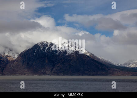 Turnagain Arm, Wattflächen, Bäume, Berge und Wasser. In der Nähe von Hoffnung, Alaska. Felsige Küstenlinie. Die schneebedeckten Chugach Mountains. Kenai Halbinsel Windy Point Stockfoto