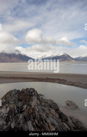 Turnagain Arm, Wattflächen, Bäume, Berge und Wasser. In der Nähe von Hoffnung, Alaska. Felsige Küstenlinie. Die schneebedeckten Chugach Mountains. Kenai Halbinsel Windy Point Stockfoto