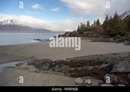 Turnagain Arm, Wattflächen, Bäume, Berge und Wasser. In der Nähe von Hoffnung, Alaska. Felsige Küstenlinie. Die schneebedeckten Chugach Mountains. Kenai Halbinsel Windy Point Stockfoto