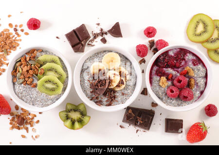 Gesundes Frühstück mit Chia und Obst Stockfoto