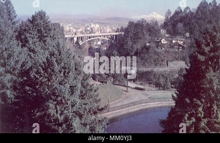 Anzeigen von Portland und Mount Hood in der Ferne. 1960 Stockfoto