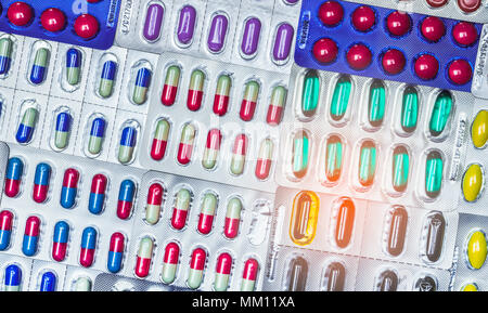 Bunte Tabletten und Kapseln Pille in Blisterverpackung mit schönen Muster angeordnet. Pharmazeutische Industrie Konzept. Apotheke Apotheke. Defec Stockfoto