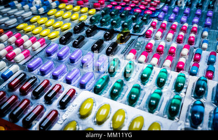 Bunte Tabletten und Kapseln Pille in Blisterverpackung mit schönen Muster angeordnet. Pharmazeutische Industrie Konzept. Apotheke Apotheke. Defec Stockfoto