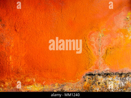 Alt und dreckig und orange Farbe auf Beton wand Textur Hintergrund mit Platz gemalt. Pilz auf der Hauswand Stockfoto