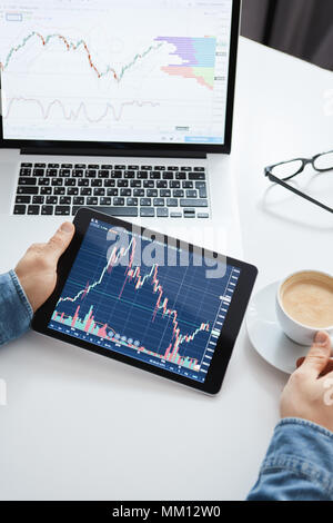 Investor gerade die Änderung der Börse auf Tablet Stockfoto