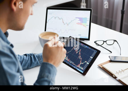 Investor gerade die Änderung der Börse auf Tablet Stockfoto