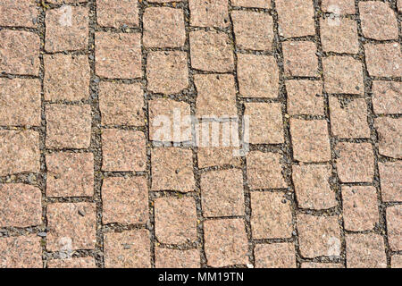 Gehsteig der grauen Quadrat Granit Fliesen. Ordentlich quadratische Stücke aus rotem Granit in einem gesäumten Pfad Stockfoto