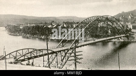 Die neue Arch Suspenion Bridge. Balg fällt. 1906 Stockfoto