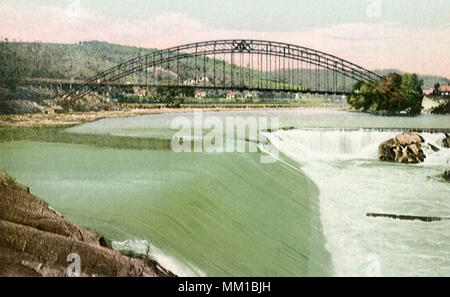 Falls und Bogenbrücke. Balg fällt. 1920 Stockfoto