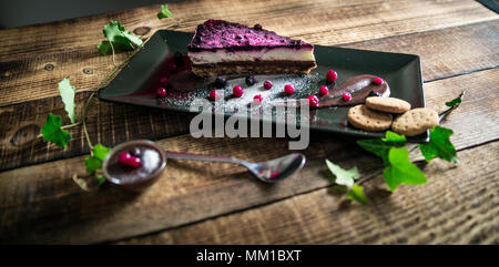 Hausgemachter Käsekuchen mit frischen Beeren und Schokolade zum Nachtisch - gesunde organische Sommer Dessert kuchen Käsekuchen. Stockfoto