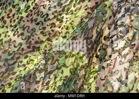 Camouflage mesh versteckte militärische Objekte, (Camouflage) Stockfoto