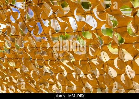 Innerhalb der Camouflage mesh versteckte militärische Objekte Stockfoto