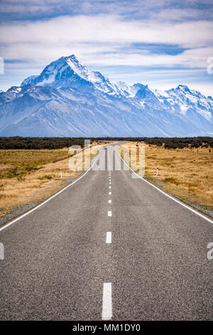 Die Straße nähert sich Aoraki Mount Cook Nationalpark, Neuseeland. Stockfoto