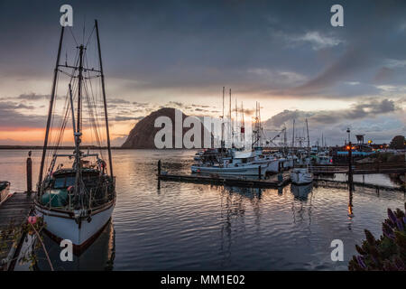 Abend im Hafen von Morro Bay, Kalifornien. Stockfoto