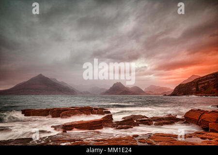 Die Cuillin Hills von Skye, von elgol in der Nähe von Sonnenuntergang gesehen im Spätherbst. Stockfoto