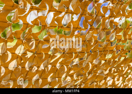 Innerhalb der Camouflage mesh versteckte militärische Objekte Stockfoto