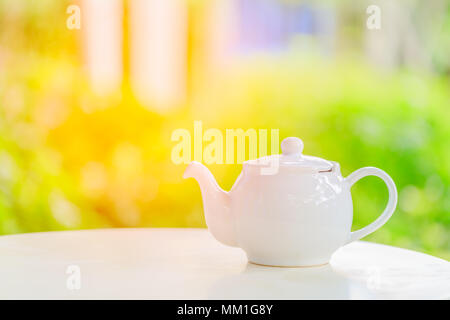 Teekanne auf einem unscharfen Hintergrund der Natur beim Frühstück in der Morgensonne Stockfoto