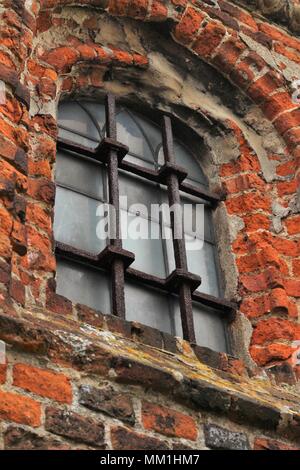 Architektur - Farbfoto des Low Angle Shot im Fenster Detail von Tudor Gebäude in Essex, Großbritannien. Stockfoto