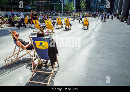 Aviva PLC Hauptsitz London. Aviva sponserte Liegestühle vor der Aviva St Helen's bldg, früher Aviva Tower, St Mary Ax, City of London. Stockfoto