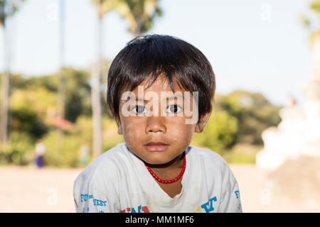 Bagan, Myanmar, 29. Dezember 2017: Hübsches Mädchen mit Tanaka im Gesicht schaut erwartungsvoll in die Kamera in Bagan, Myanmar Stockfoto