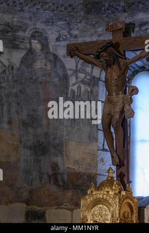 Innenraum der seitliche Apsis mit Jesus gekreuzigt in der romanischen Kathedrale von San Martín de Mondoñedo in Foz, Lugo, Galizien, Spanien, Europa Stockfoto