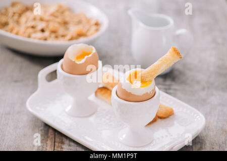 Köstliches Frühstück mit weich gekochte Eier und knusprige Toasts, Nahaufnahme Stockfoto