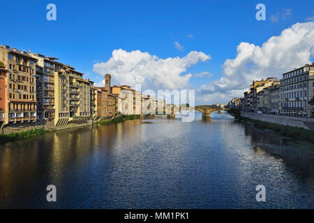 Blick von der Ponte Vecchio in Florenz in Italien. Stockfoto