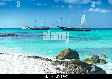 Arashi Beach, Aruba, Karibik im Januar 2018: 2 tour Boote für Touristen verankert schwimmen oder schnorcheln zu gehen. Stockfoto