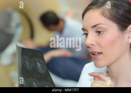 Ärztin überprüfen ein Gehirn cat scan Stockfoto