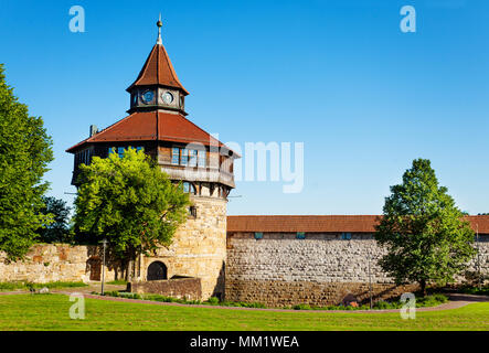 Dicker Turm und Mauer der mittelalterlichen Stadt Festung, die Esslinger Burg, Esslingen am Neckar, Deutschland Stockfoto
