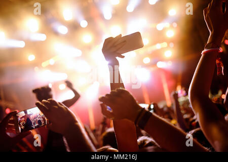 Portrait der glücklichen Menge genießen Musik Festival Stockfoto