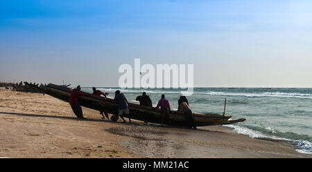 Fischer mit dem Boot auf den Strand Nouakchott, Mauretanien Stockfoto